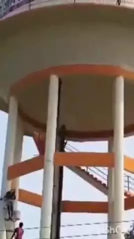 निघासन: लखाही और ढखेरवा के बीच बन रही पानी की टंकी पर बिना सेफ्टी उपकरणों के मजदूरों से कराया जा रहा कार्य, वीडियो हुआ वायरल