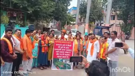 मुज़फ्फरनगर: नगर पालिका प्रांगण में पीर की जानकारी सार्वजनिक करने की मांग को लेकर शिव सेना कार्यकर्ताओं ने किया प्रदर्शन