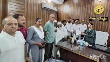 बिजनौर: बिजनौर जिला मेडिकल अस्पताल में डायलिसिस के दौरान मरीज की मौत के मामले में कांग्रेस के लोग मिले डीएम से
