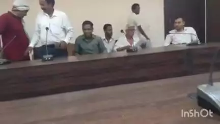 रामगढ़: आत्मदाह की घोषणा के बाद हरकत में आया प्रशासन, रामगढ़ सीओ और प्रशासीय अधिकारी ने मौके पर पहुंचकर रोका