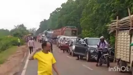 ଚମ୍ପୁଆ: ରଜିଆ ନିକଟରେ ରାସ୍ତାକଡରେ ଦୁର୍ଘଟଣା ଗ୍ରସ୍ତ ଟ୍ରଲର ଉଠାଇବା ବେଳେ ଦୀର୍ଘ ସମୟ ଧରି ରାସ୍ତା ଯାମ