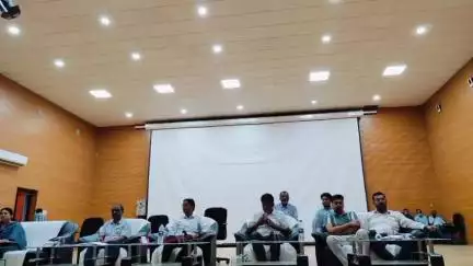 दरभंगा: दरभंगा के प्रेक्षागृह में जिलाधिकारी की अध्यक्षता में राजस्व एवं किसान निबंधन को लेकर बैठक आयोजित