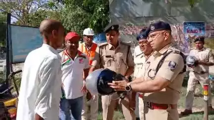 बेतिया: बेतिया पुलिस अधीक्षक ने सड़क सुरक्षा के लिए बांटे हेलमेट, जागरूकता की दी नसीहत