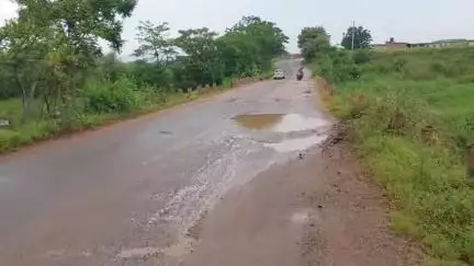 किस्को: जिला मुख्यालय को जोड़नी वाली किस्को लोहरदगा सड़क जिलेभर में सबसे अधिक जर्जर सड़क के सूची में नम्बर एक पर है #jansamasya