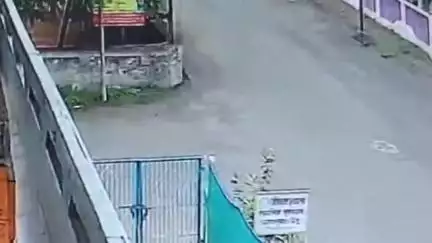धुळे: प्रभातनगरमध्ये भरधाव कारची दुचाकीला धडक; दांपत्य गंभीर जखमी, घटना सीसीटीव्ही कॅमेऱ्यात कैद