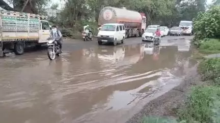 બોડેલી: નસવાડી બોડેલી હાઇવે પર મોડાસર ગામ પાસે બસ મોટા ખાડા વાહન ચાલકો મુશ્કેલીમાં મુકાયા  #jansamasya