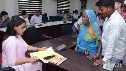 उज्जैन शहर: जिला पंचायत सीईओ द्वारा प्रशासनिक संकुल भवन में विभिन्न मामलों की जनसुनवाई की गई