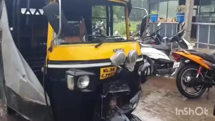 മണ്ണാർക്കാട്: നെല്ലിപ്പുഴയിൽ അമിത വേഗതയിലെത്തിയ കാർ ഓട്ടോയിൽ ഇടിച്ച് അപകടം, നിർത്താതെ പോയ കാർ പിടികൂടി