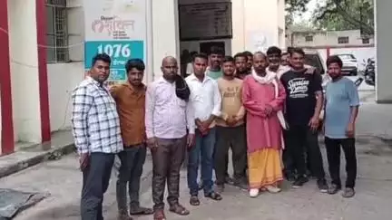 मथुरा: ई-रिक्शा चालकों ने एसएसपी को सौंपा ज्ञापन, कहा- आधार कार्ड लगाने से हो सकती है साइबर ठगी