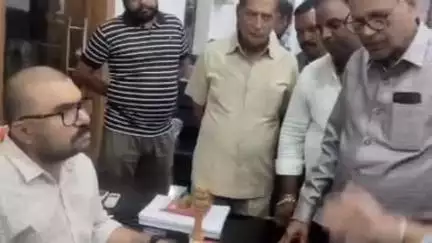 छिंदवाड़ा नगर: परासिया रोड स्थित सांसद कार्यालय में सांसद ने लोगों की समस्याएं सुनी, कार्यकर्ताओं से भी की मुलाकात