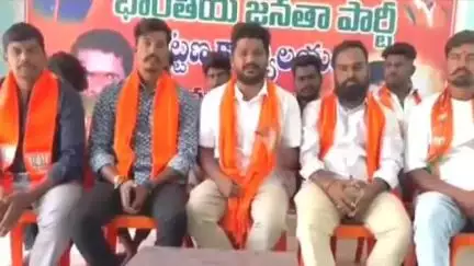 యాదగిరిగుట్ట: కాంగ్రెస్ నాయకులు నోరు అదుపులో పెట్టుకొని మాట్లాడాలని హెచ్చరించిన బీజేవైఎం నాయకులు
