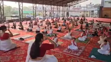 केकड़ी: केकडी में पाँच दिवसीय निःशुल्क योग शिविर का तहसीलदार ने किया भव्य शुभारंभ, सैकड़ों महिला-पुरुषों ने किया योगाभ्यास