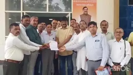 उज्जैन शहर: कथा वाचक प्रदीप मिश्रा की टिप्पणी पर कायस्थ समाज ने राज्यपाल के नाम ज्ञापन सौंपा