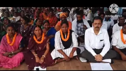 गिरिडीह: किसान जनता पार्टी, रसोइया सहयोगी मंच, सहिया मंच, जल सहिया मंच और किसान मित्र सहयोगी मंच ने झंडा मैदान में दिया धरना