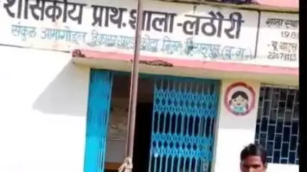 कोटा: प्राथमिक शाला लठौरी में सफाई कर्मी की हड़ताल से सफाई व्यवस्था हुई ठप, शिक्षक लगा रहे हैं झाड़ू