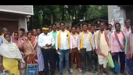 রামপুরহাট ১: খাস জমি বণ্টন সহ বিভিন্ন দাবিতে রামপুরহাটে ভূমি ও ভূমি সংস্কার দপ্তরে ডেপুটেশন দিল ভারত জাকাত মাঝি পারগানা মহল