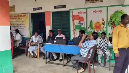 भंडरा: हाटी अंबेरा गांव में अबुआ जनजातीय ग्राम उत्कर्ष अभियान के तहत लगा शिविर, ग्रामीणों ने विभिन्न योजनाओं के लिए दिया आवेदन