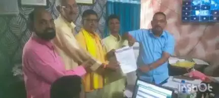 कांडी: प्रखंड कार्यालय में BJP किसान मोर्चा प्रदेश समिति सदस्य ने एक राष्ट्र-एक चुनाव के लिए राष्ट्रपति के नाम BDO को दिया पत्र