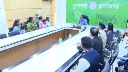 कांके: कांके रोड स्थित सीएम आवास में शहीद आरक्षी सुनील धान के परिजनों ने मुख्यमंत्री से की मुलाकात, सीएम ने दी सहायता राशि