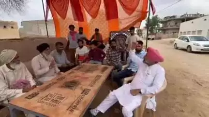 श्रीविजयनगर के 23GB में ओवरहेड बैरिकेडिंग हटाए जाने के मामले में चौथे दिन भी जारी रहा ग्रामीणों का धरना-प्रदर्शन