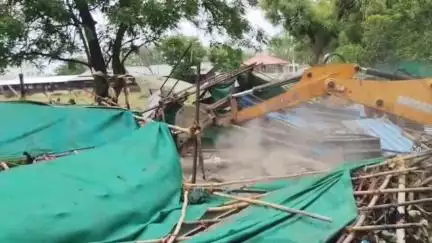 अमरावती: दस्तूरनगर येथे मनपाची अतिक्रमणावर कारवाई; भाजीपाला, फळ, मांस विक्रीची दुकाने, रेस्ट्रॉरंट, ढाब्यांवर कारवाई