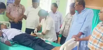 मसलिया: प्रखंड सह अंचल कार्यालय में विश्व रक्तदान दिवस के उपलक्ष्य में प्रखंड प्रमुख ने रक्तदान कर शिविर का किया शुभारंभ