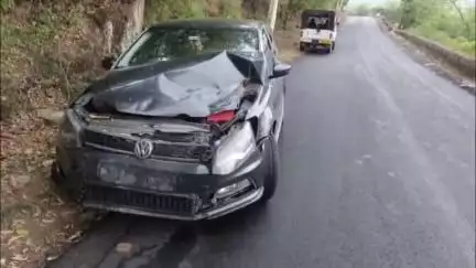 आबू रोड: माउंटआबू के ओरिया वीर बाबा मंदिर के पास बेकाबू ट्रैक्टर ने कार को मारी टक्कर, ट्रैक्टर-ट्रॉली गहरी खाई में गिरी