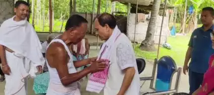 ছিপাঝাৰ: ভাঙীয়াচুৱা গাঁৱৰ সদ্যপ্ৰয়াত ভোগেশ্চৰী ডেকাৰ বাসগৃহত উপস্থিত হৈ শ্রদ্ধাঞ্জলি জ্ঞাপন কৰে বিধায়ক পৰমানন্দ ৰাজবংশীয়ে