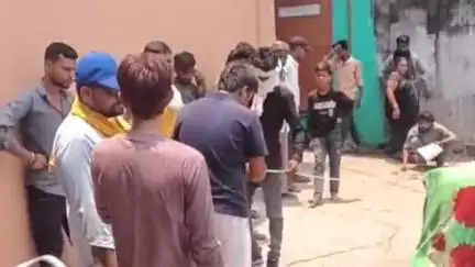 कृष्णा नगर कबाड़ी टोला में जमीनी विवाद को लेकर हुआ विवाद; गड्ढे में धकेलकर महिला के साथ हुई मारपीट, थाने पहुंची पीड़िता