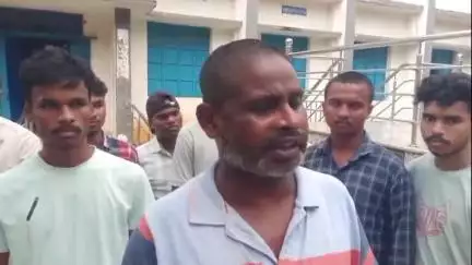 दुमका: छात्र समन्वय समिति ने SP कॉलेज के प्राचार्य का किया घेराव, गलत तरीके से एक छात्र का CLC निर्गत किए जाने पर जताया विरोध