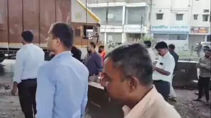 कराड: मनसेच्या आंदोलनानंतर कोल्हापूर नाक्याकडून कराड शहरात येणाऱ्या वाहनांसाठी रस्ता खुला, रिक्षा व्यवसायिकांनी मानले आभार