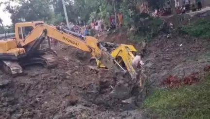 চন্দ্রকোনা ২: চন্দ্রকোনার কুলদেহ এলাকায় একটি পুকুর খননের সময় উল্টে গেল একই সঙ্গে দুটি জেসিবি মেশিন, পরে উদ্ধার
