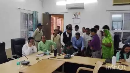 धार: जिला पंचायत सभाकक्ष में जिला स्तरीय जनसुनवाई का हुआ आयोजन, ADM व SDM ने सुनीं समस्याएँ