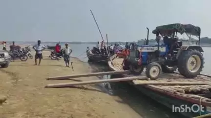 मोहनपुर: सलपुर घाट पर नाव पर ट्रैक्टर लादकर पार कर रहे नदी, लोग बोले- पुल नहीं होने के कारण मज़बूरी में लेना पड़ रहा जुगाड़ का सहारा