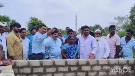 వెంకటాపురం: వాజేడులో లబ్ధిదారులకు ఇందిరమ్మ ఇళ్ల పట్టాలను పంపిణీ చేసిన ఎమ్మెల్యే తెల్లం వెంకట్రావు