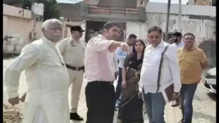 रोहतक: वार्ड-5 हनुमान कॉलोनी में नगर निगम कमिश्नर डॉ. आनंद ने वार्ड पार्षद संग लोगों से किया सीधा संवाद