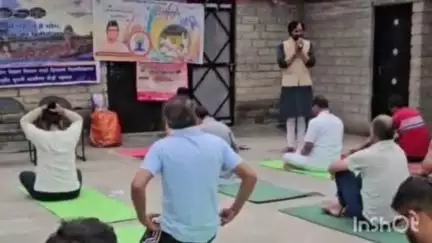 पौड़ी: पैठणी राहु इंद्रेश्वर महादेव मंदिर में योगासनों के माध्यम से ग्रामीणों को स्वस्थ जीवन शैली अपनाने का दिया गया संदेश