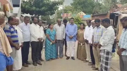 ಮದ್ದೂರು: ಈಜಲು ಹೋಗಿ ಮೃತಪಟ್ಟ ಕುಟುಂಬಕ್ಕೆ ಆಲಭುಜನಹಳ್ಳಿಯಲ್ಲಿ ಜಿ.ಪಂ ಮಾಜಿ ಅಧ್ಯಕ್ಷ ಸುರೇಶ್ ಕಂಠಿ ಸಾಂತ್ವನ