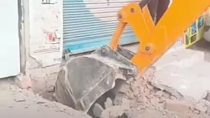 पानीपत: सनोली रोड पर नगर निगम के सफाई कर्मचारियों ने नालों की सफाई की शुरू, अवैध पत्थर हटाए
