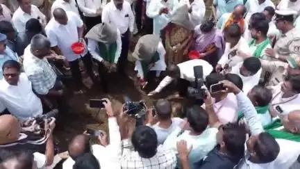 ಹಳಿಯಾಳ: ಹಲಸಿಯಲ್ಲಿ ಬೀಜ ಬಿತ್ತನೆ ಮಹಾ ಅಭಿಯಾನಕ್ಕೆ ಕೃಷಿ ಸಚಿವ ಚೆಲುವರಾಯಸ್ವಾಮಿ ಚಾಲನೆ