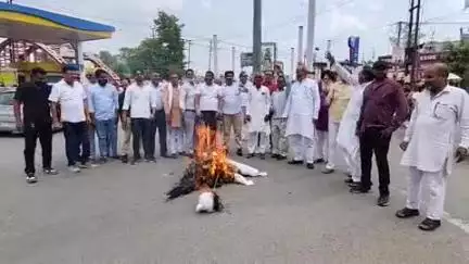 रूड़की: चंद्रशेखर चौक पर पत्रकारों के सवाल पर अभद्रता करने वाले भाजपा के प्रदेश प्रभारी का कांग्रेस ने किया पुतला दहन