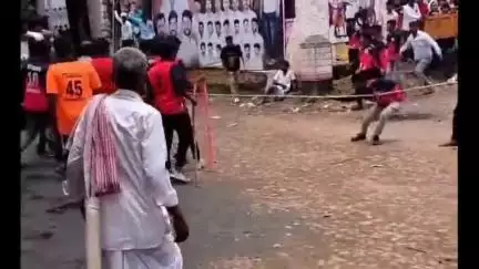 ಬಬಲೇಶ್ವರ: ಕಾಖಂಡಕಿ ಗ್ರಾಮದಲ್ಲಿ ಕಾರ ಹುಣ್ಣಿಮೆ ಕರಿ ಹರಿಯುವ ಕಾರ್ಯಕ್ರಮ, ಹೋರಿ ಬೆದರಿಸುವ ಸ್ಪರ್ಧೆ