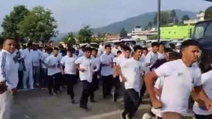 चम्पावत: पुलिस लाइन में एसएसबी कमांडेंट पंचम वाहिनी अनिल कुमार सिंह के दिशा-निर्देश पर 'रन फॉर योग' कार्यक्रम का हुआ आयोजन