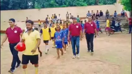 डुमरी: जैन हाईस्कूल इसरी में प्रखंड स्तरीय सुब्रतो कप फुटबॉल प्रतियोगिता का हुआ आयोजन, प्रखण्ड संसाधन पदाधिकारी ने किया शुभारंभ