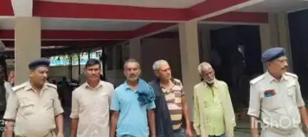 रजौली: रजौली थाना क्षेत्र के विभिन्न इलाकों में पुलिस ने छापेमारी कर 4 फरार आरोपितों को किया गिरफ्तार, भेजा न्यायालय