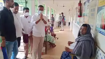 ସୁକିନ୍ଦା: ସୁକିନ୍ଦା ଗୋଷ୍ଠୀ ସ୍ୱାସ୍ଥ୍ୟକେନ୍ଦ୍ରରେ ଚିକିତ୍ସିତଙ୍କ ସ୍ୱାସ୍ଥ୍ୟ ଅବସ୍ଥା ପଚାରି ବୁଝିଲେ ପ୍ରୀତିରଞ୍ଜନ ଘଡାଇ