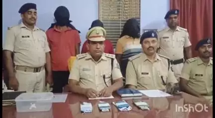 वारिसलीगंज: कोचगांव उसरी पर पुलिस ने छापेमारी कर तीन साइबर ठगों को किया गिरफ्तार, चार मोबाइल व कस्टमर डाटा शीट बरामद