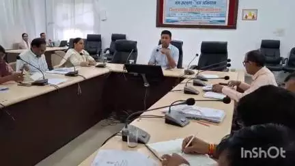 भीलवाड़ा: डीएम जसमीत सिंह संधू ने कलेक्ट्रेट सभागार में अधिकारियों की ली बैठक, वंदे गंगा जल संरक्षण अभियान की प्रगति की समीक्षा की