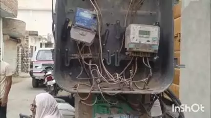 फतेहाबाद: गुरु नानकपुरा मोहल्ला में स्थित बिजली के पोल पर नंगी लटक रही है बिजली की तारें, कभी भी हो सकता है हादसा  #jansamasya