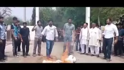 रेवाड़ी: बावल में छात्रों ने चौधरी चरण सिंह कृषि विश्वविद्यालय के वॉइस चांसलर का फूंका पुतला